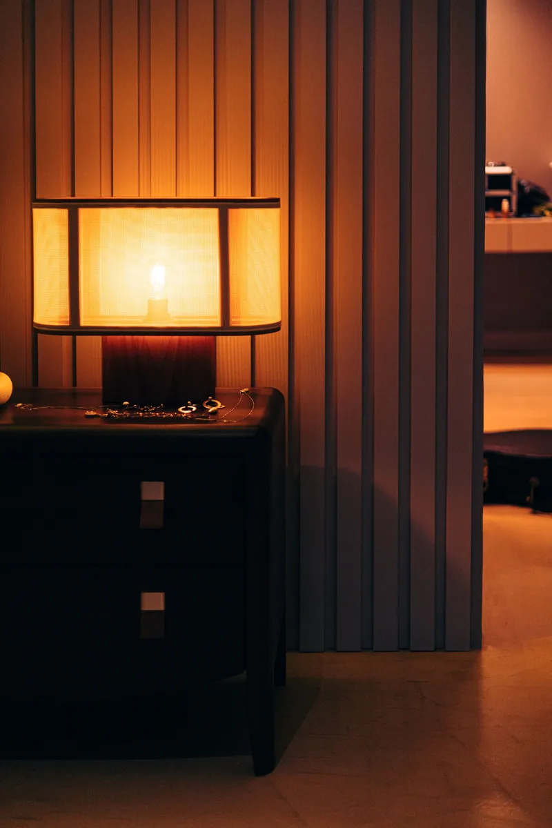 Habitación con luz cálida y acogedora de una lámpara de noche