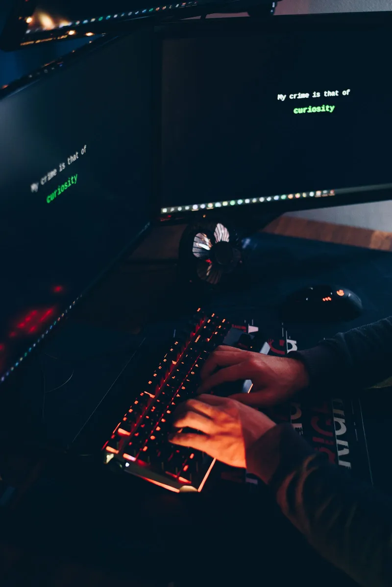 Persona trabajando de noche frente a la pantalla del ordenador