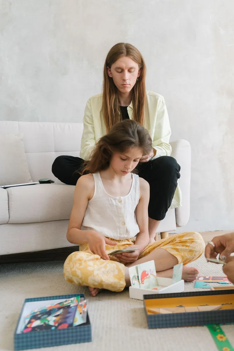 Padre e hija jugando a un juego de mesa sin pantallas
